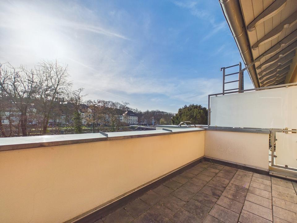 Thumbnail-Erba Insel, zu Vermieten ist eine gepflegte moderne 2-Zimmer-Maisonette-Wohnung mit Küche und eigenem Parkplatz