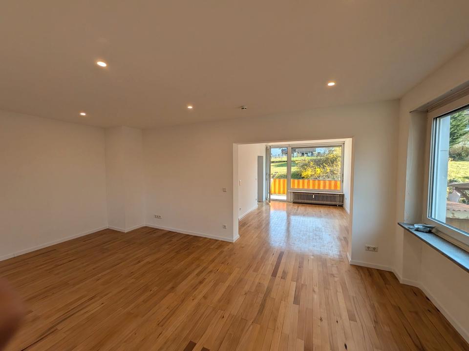 Thumbnail-Frisch renovierte 2,5-ZKB mit Balkon, EBK & Garage in ruhiger Lag