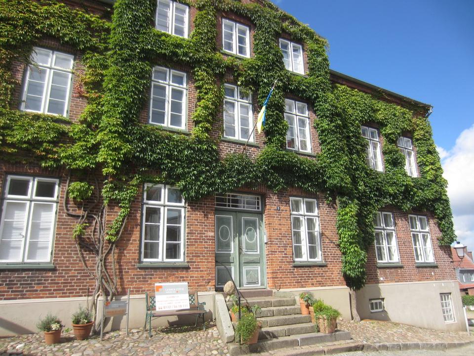 Thumbnail-Großzügige 4 + 3 halbe Zimmer Mietwohnung in Plön SH