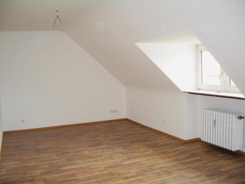 Thumbnail-Schöne renovierte 2,5 Zimmer Dachgeschosswohnung in Altenessen