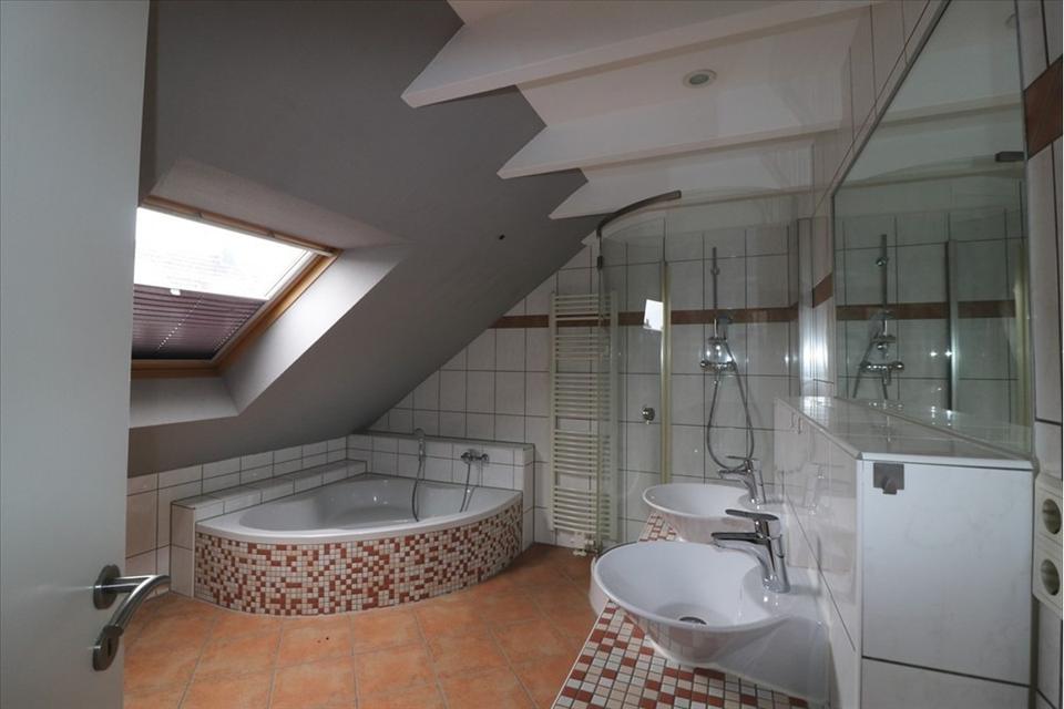 Thumbnail-*2 Zimmer mit Balkon im Dachgeschoss* in Duisburg-Homberg, Moerser Str.