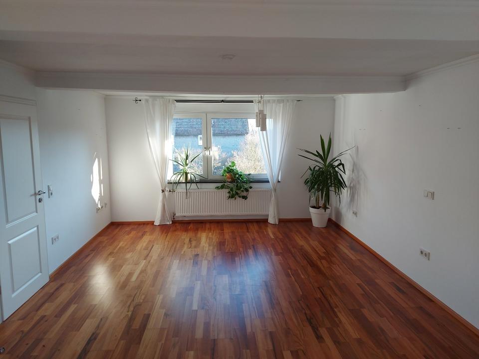 Thumbnail-Helle geräumige 130 m² Wohnung im 1 OG in ruhiger Lage mit Garten