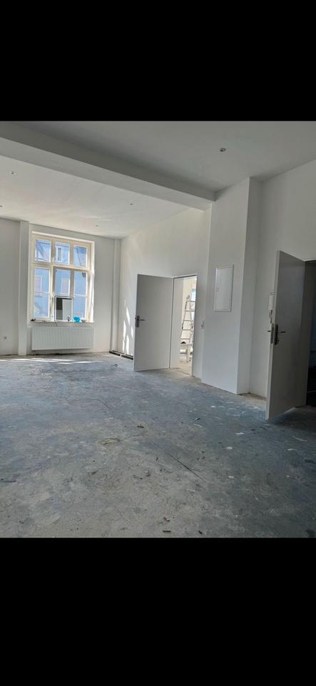 Thumbnail-Großzügige 4 Zimmer Wohnung mit Balkon in sehr zentraler Lage