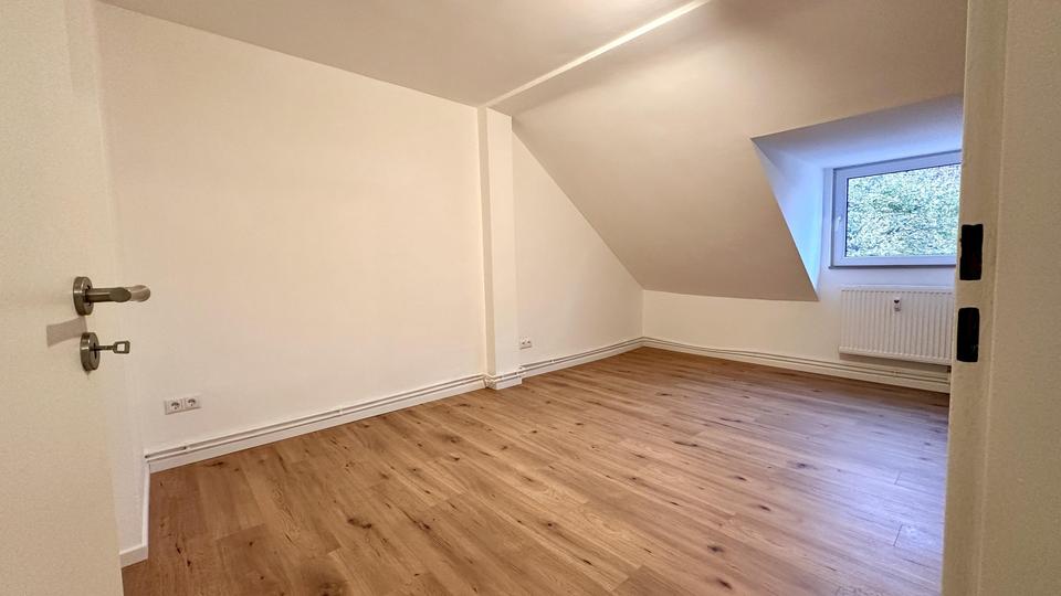 Thumbnail-Helle 2-Zimmer-Dachgeschosswohnung mit Einbauküche – frisch renoviert