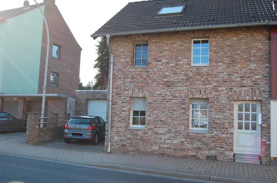 Thumbnail-Doppelhaushälfte mit Großgarage und PKW-Stellplatz