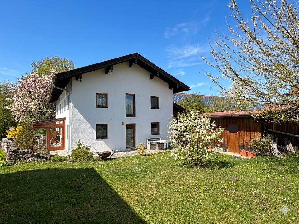 Thumbnail-Vielseitiges Zweifamilienhaus mit großem Potenzial