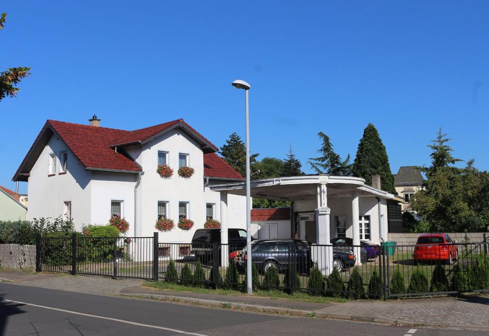 Thumbnail-Einfamilienhaus mit Garagen & vielseitig nutzbarer Gewerbeeinheit