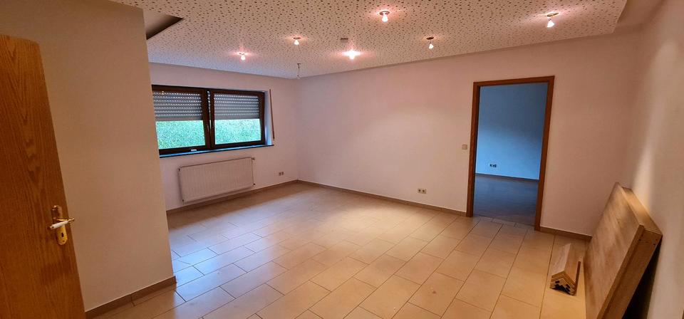 Thumbnail-Helle Souterrain-Wohnung mit Einbauküche, Schrank & viel Stauraum