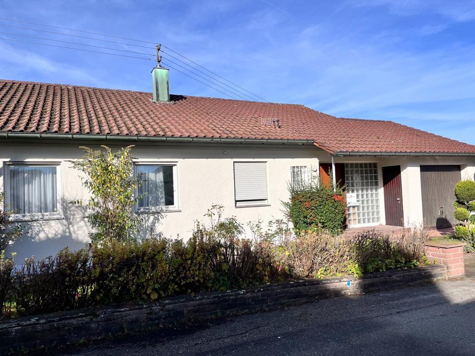 Thumbnail-Freistehendes Einfamilienhaus mit Garage und schönem Garten