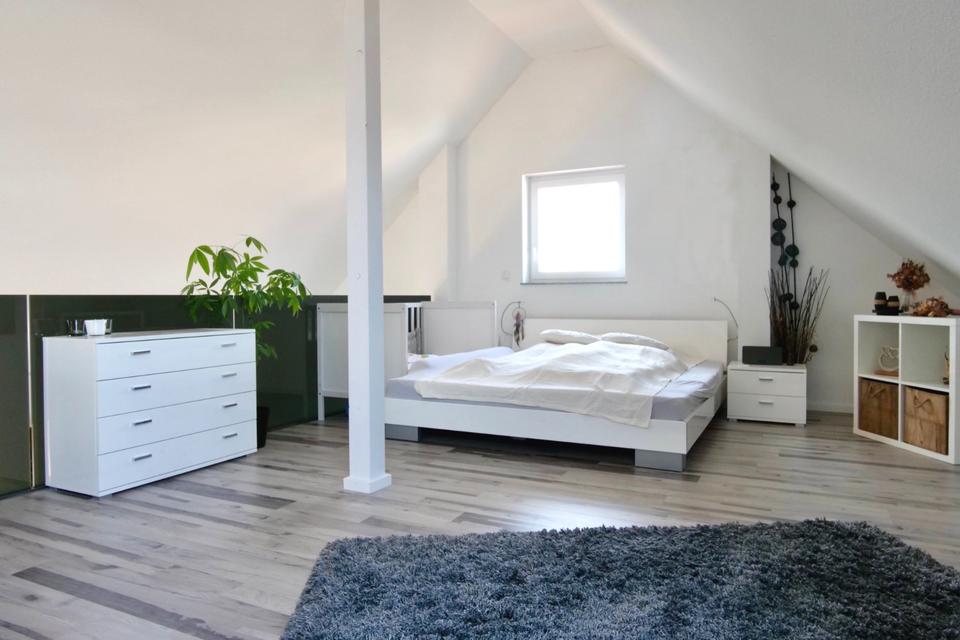 Thumbnail-Moderne 4-Zimmer-Maisonette-DG-Wohnung mit Blick in die Natur