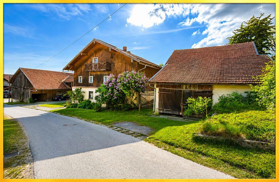 Thumbnail-Dreiseithof mit 1325m² Grundstück + Backhaus + Scheunen + PV
