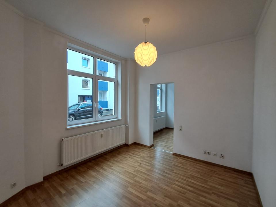 Thumbnail-Anfragen NUR per E-Mail. Absolute Seltenheit! Mini 3-Zimmer EG-Terrassen Wohnung. (Wohnküche mit EBK und Terrasse, Moderne Badezimmer mit Badewanne und Fenster, Arbeitszimmer, Schafzimmer, Wohnzimmer)