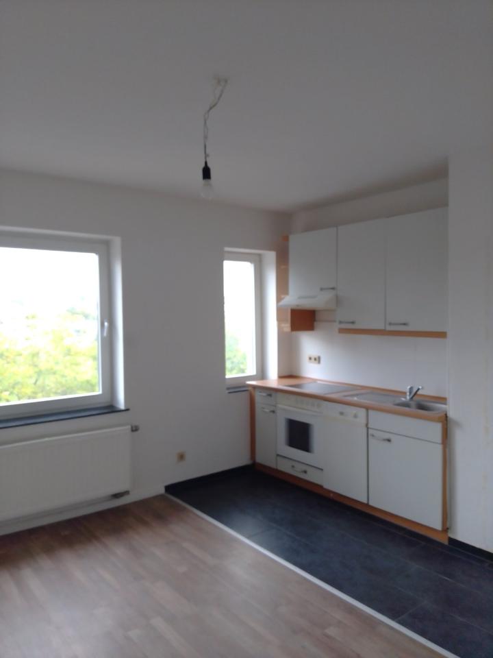 Thumbnail-Anfragen NUR per E-Mail. Top geschnittene 2-Zimmer Wohnung (Wohnküche und zwei Schlafzimmer) mit EBK im 3-OG nahe Schulzentrum Geschwister Scholl.