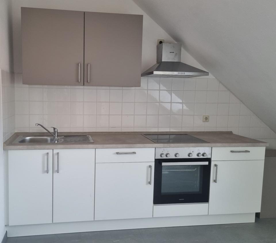 Thumbnail-Kleine Singlewohnung unterm Dach mit Einbauküche (20541)