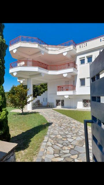 Thumbnail-Zum Verkauf steht ein Architekten Haus mit insgesamt Vier Etagen
