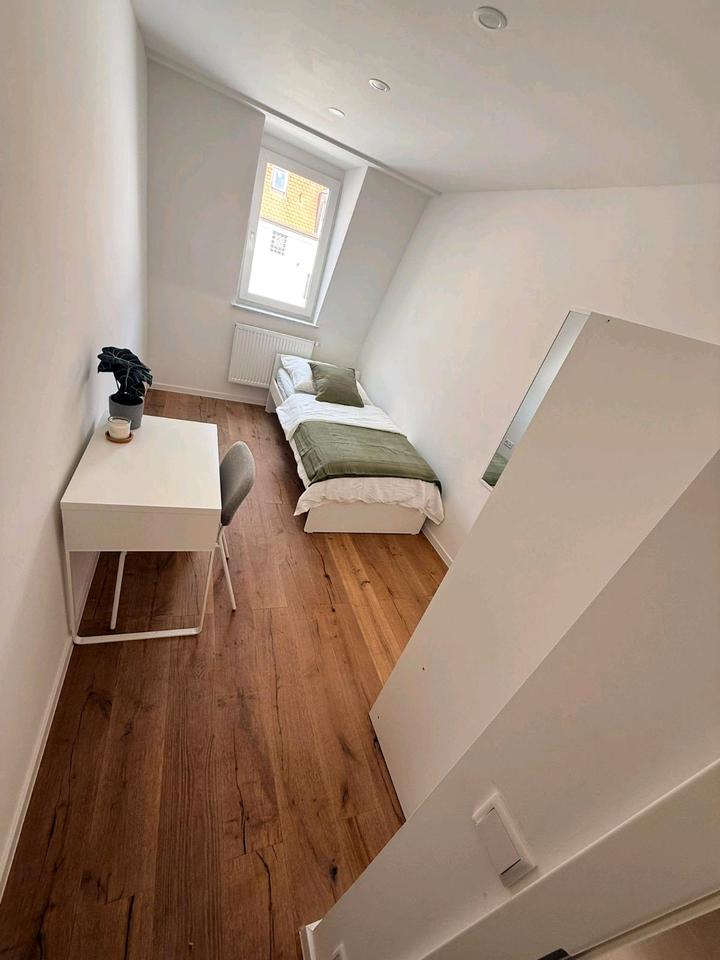 Thumbnail-Luxuriös möbliertes Zimmer zur Miete in moderner WG verfügbar.