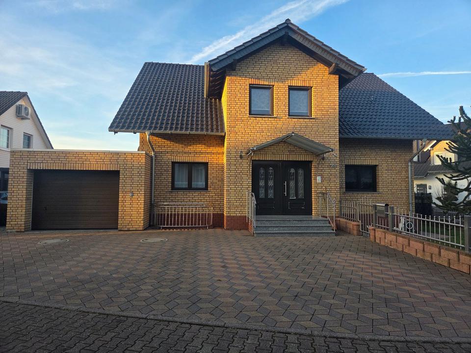 Thumbnail-Freistehendes Zweifamilienhaus mit großem Garten