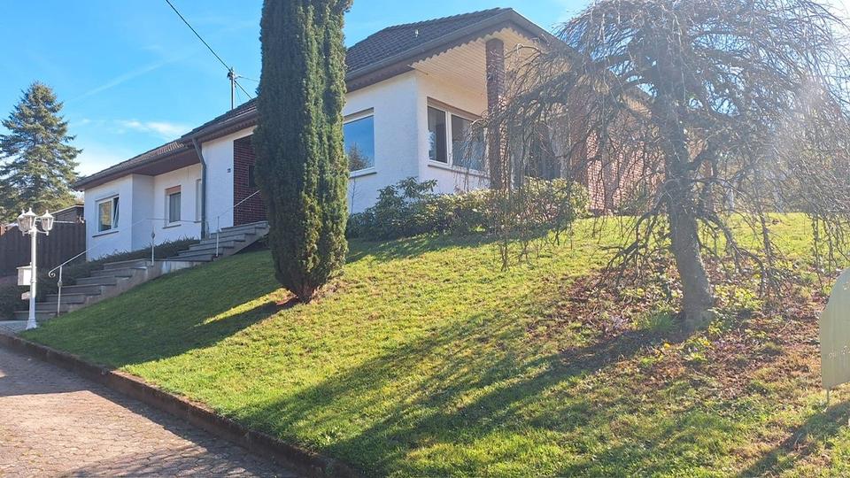 Thumbnail-freistehender Bungalow am Ortsrand mit Garten und Wiesenflächen