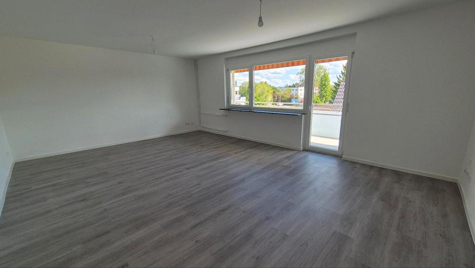 Thumbnail-Frisch sanierte 4 Zimmer Wohnung, großer Balkon