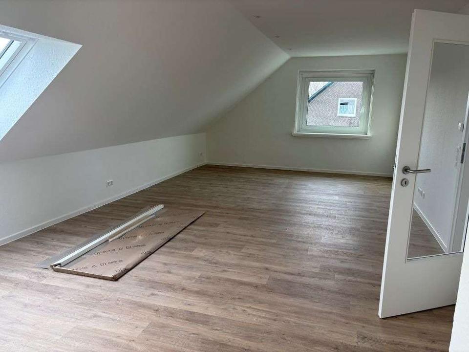 Thumbnail-Erstbezug nach Modernisierung: Große 3-Zimmer-Whg. mit EBK & Fußbodenheizung!