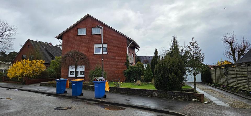 Thumbnail-Ein-Zweifamilienhaus mit Garage und großem Garten