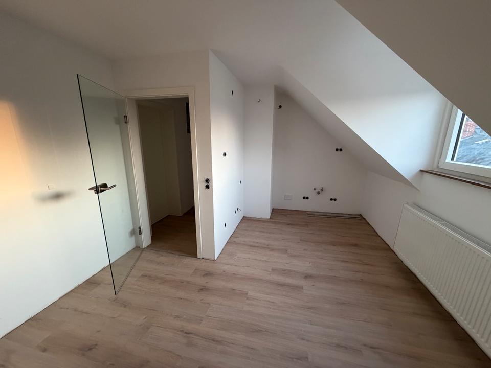 Thumbnail-Erstbezug nach Kernsanierung – 3-Zimmer-Dachgeschosswohnung