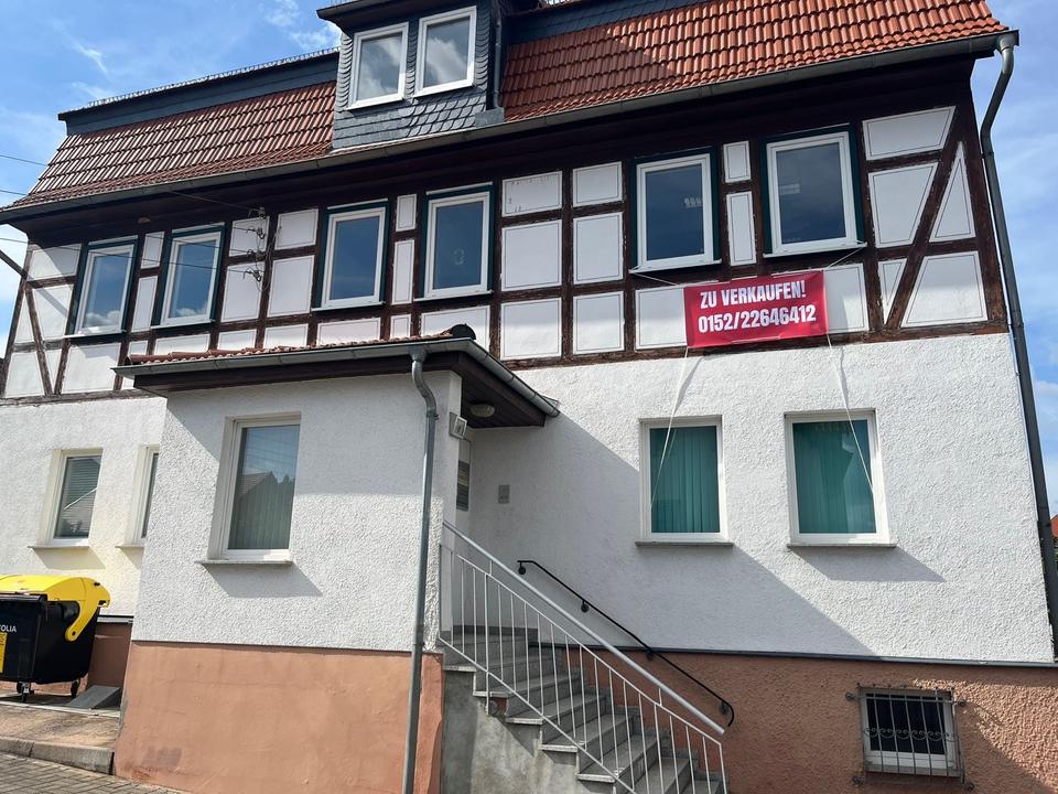 Thumbnail-Gebäudekomplex mit Parkplatz