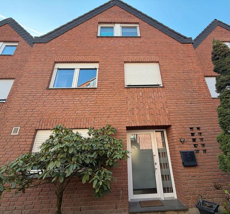 Thumbnail-Großzügiges Reihenmittelhaus zu verkaufen