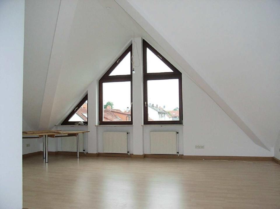 Thumbnail-Dachgeschoss-Wohnung mit Pfiff in 3-Familienhaus