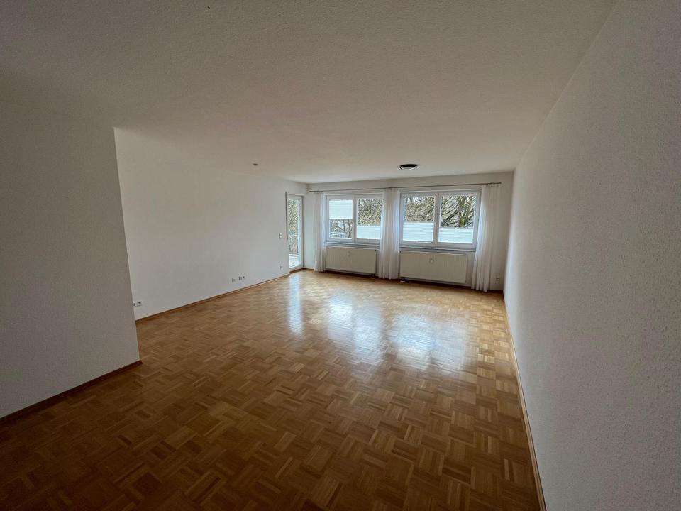 Thumbnail-Ruhige und gepflegte 4-Zimmer-Wohnung mit Balkon, Aufzug und TG