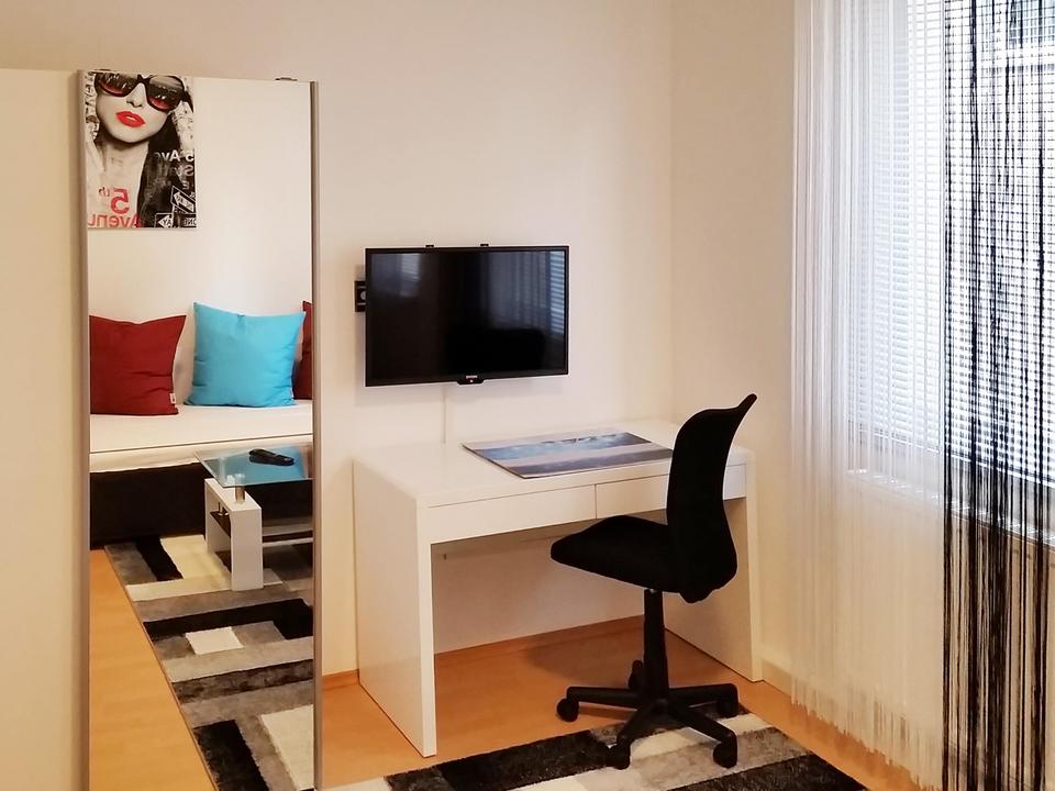 Thumbnail-Möbliertes WG-Zimmer in einer großzügigen 5-Zimmer-Wohnung