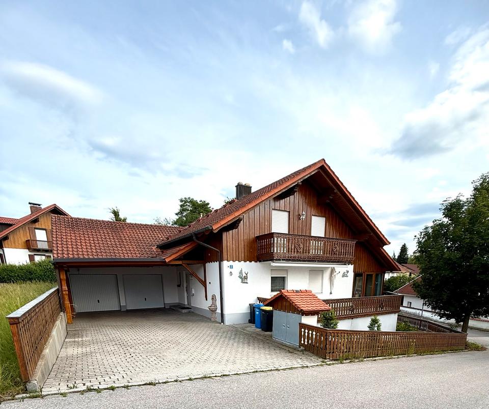 Thumbnail-Großzügiges Familienhaus mit Einliegerwohnung & 3 Garagen