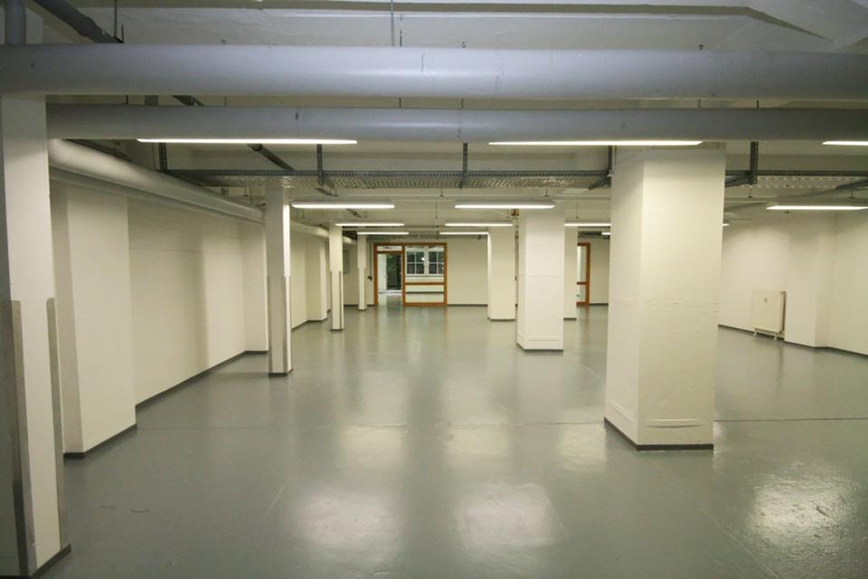 Thumbnail-Großes Lager mit zwei Büros in der Waschkaue von Zollverein 4511, heute: Gebäude 2 des Gründungs- und Unternehmenszentrums Triple Z