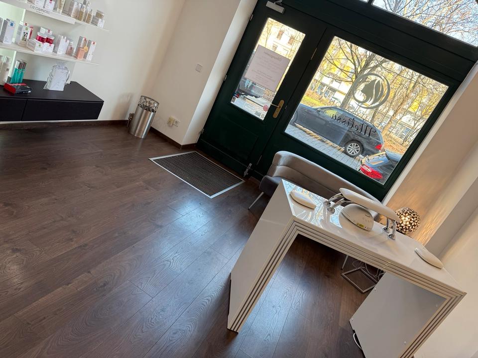 Thumbnail-Vermiete Nageltisch an Nageldesignerin