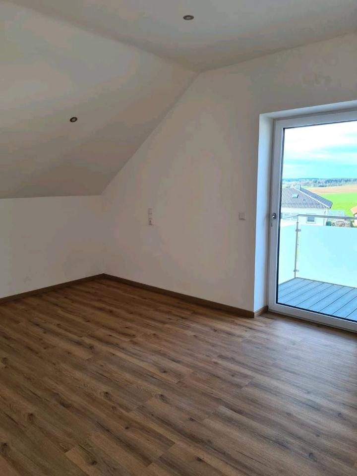 Thumbnail-Neuwertige schöne helle 3 Zimmer Dachgeschosswohnung mit Balkon