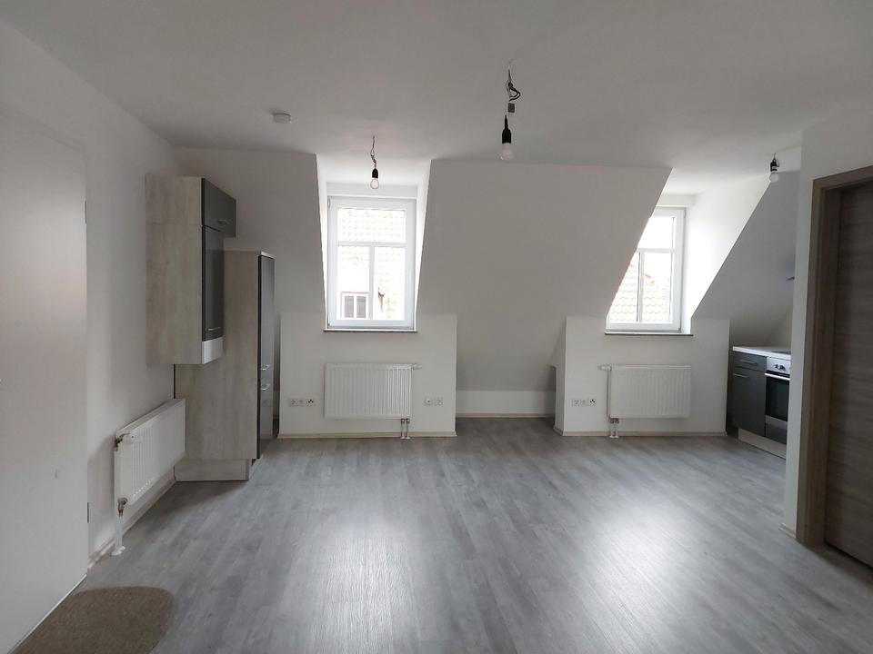 Thumbnail-Große Dachgeschosswohnung mit Balkon und offener Raumaufteilung