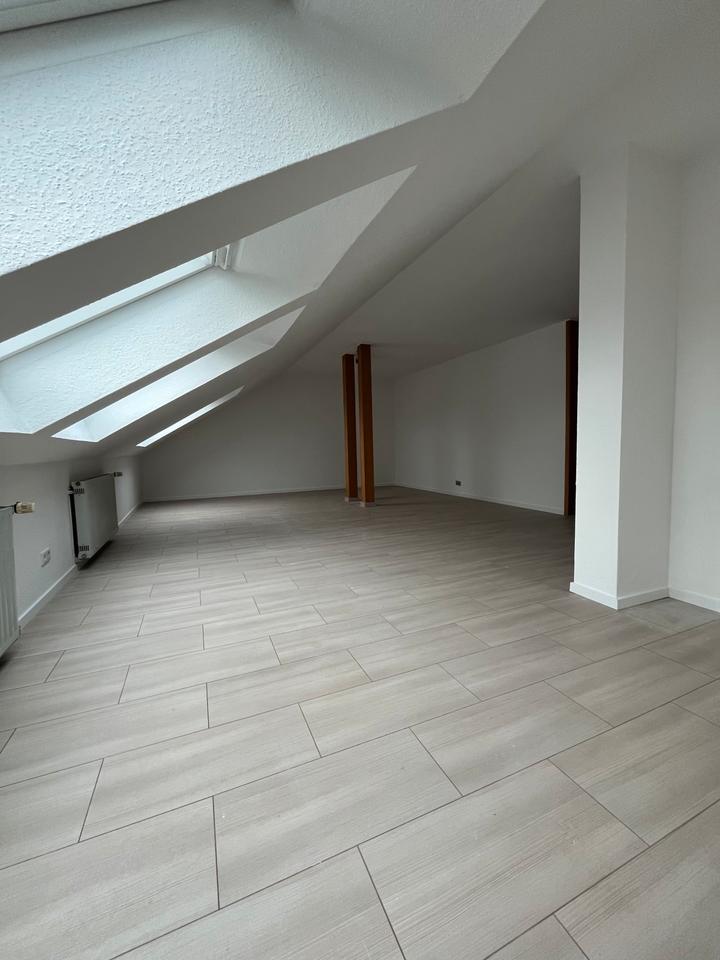 Thumbnail-Helle 2,5-Zimmer-Dachgeschosswohnung in ruhiger Sackgassenlage