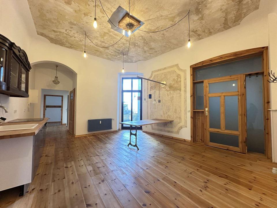 Thumbnail-Einzigartig & charmant: 5-Zimmer-Altbau mit zwei Balkonen und Aufzug