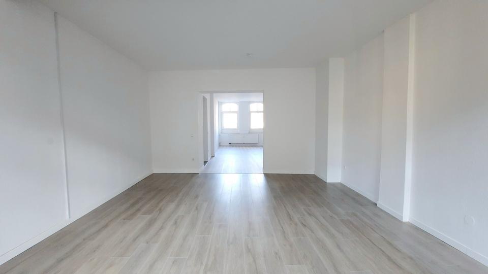 Thumbnail-Großzügige 5-Zimmer- Wohnung mit Stellplatz