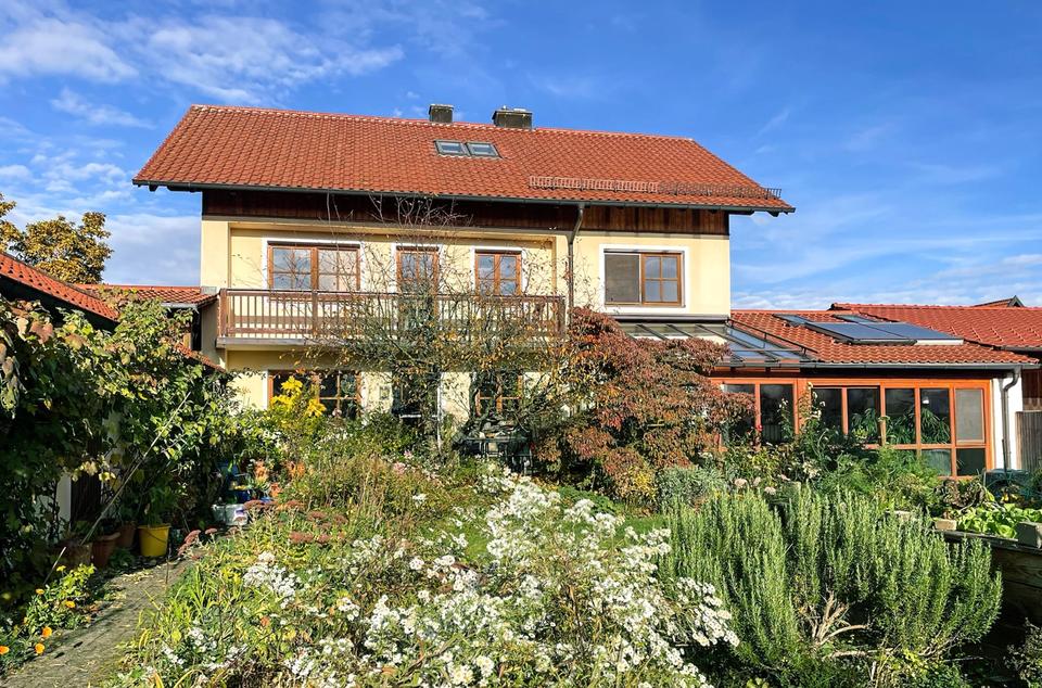 Thumbnail-Großzügiges Einfamilienhaus mit traumhaft großem Garten