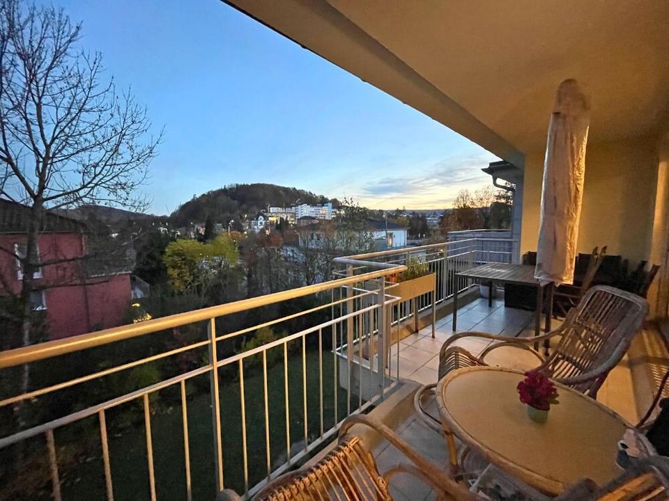 Thumbnail-Herrliche Aussicht: Neuwertige 3 Zi-Wohnung mit Lift + Balkon, Einbauküche gegen Ablöse, ab März