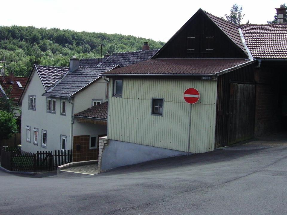 Thumbnail-Kleines Haus mit Nebengebäude aus ehemaliger Landwirtschaft