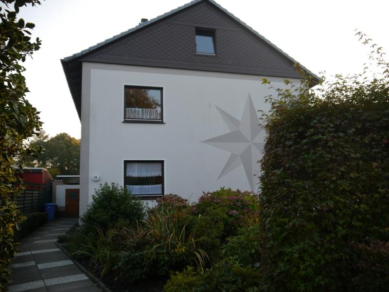 Thumbnail-Gemütliche 2-Zimmer-Dachgeschosswohnung mit Einbauküche und Badewanne