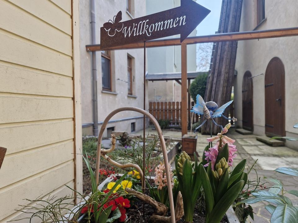 Thumbnail-2 Zimmer Wohnung mit Einbauküche in KirchbergSa. zu vermieten!