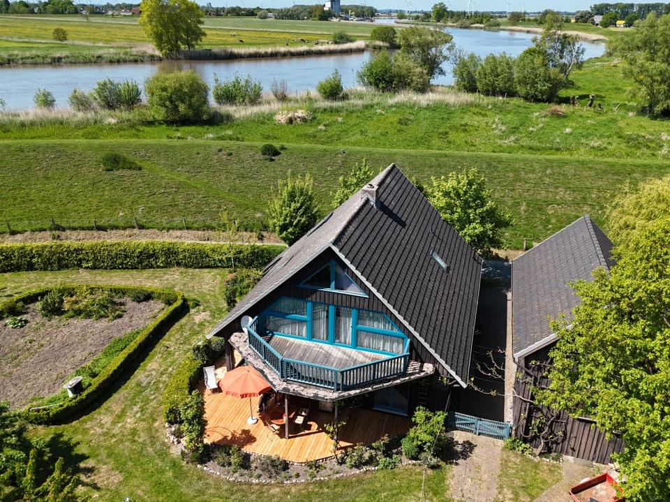 Thumbnail-Holzhaus mit großem Nebengebäude am Fluss in fast Alleinlage