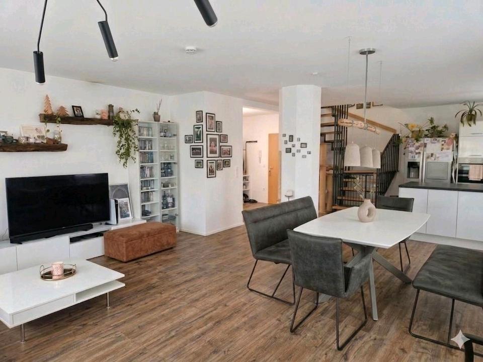 Thumbnail-Großzügige Maisonette mit Balkon, Tiefgarage und Klimaanlage