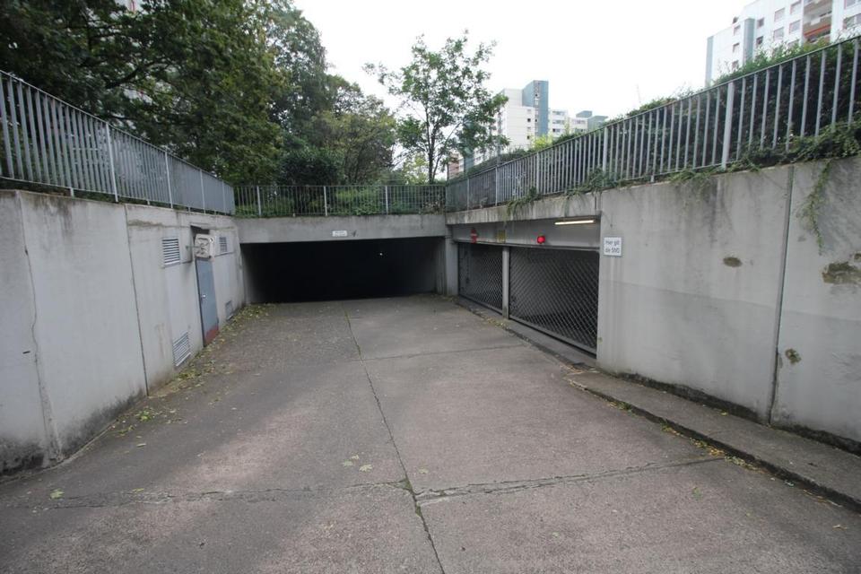 Thumbnail-Garage in Köln-Porz (Tiefgaragenstellplatz mit Garagentor) zu vermieten.