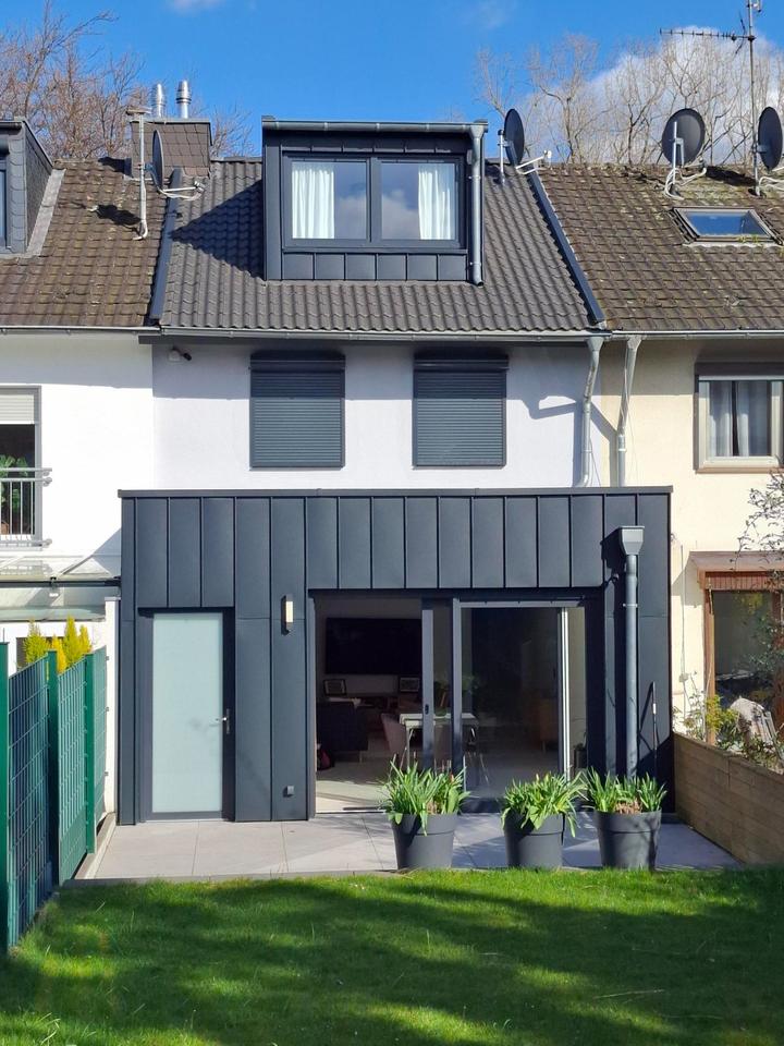 Thumbnail-Kernsaniertes Reihenmittelhaus mit 4-5 Zimmern und 2 Stellplätzen