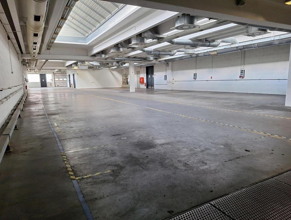 Thumbnail-Großzügige Hallenfläche mit Empfang & E-Ladesäule – ideal für Industrie & Gewerbe