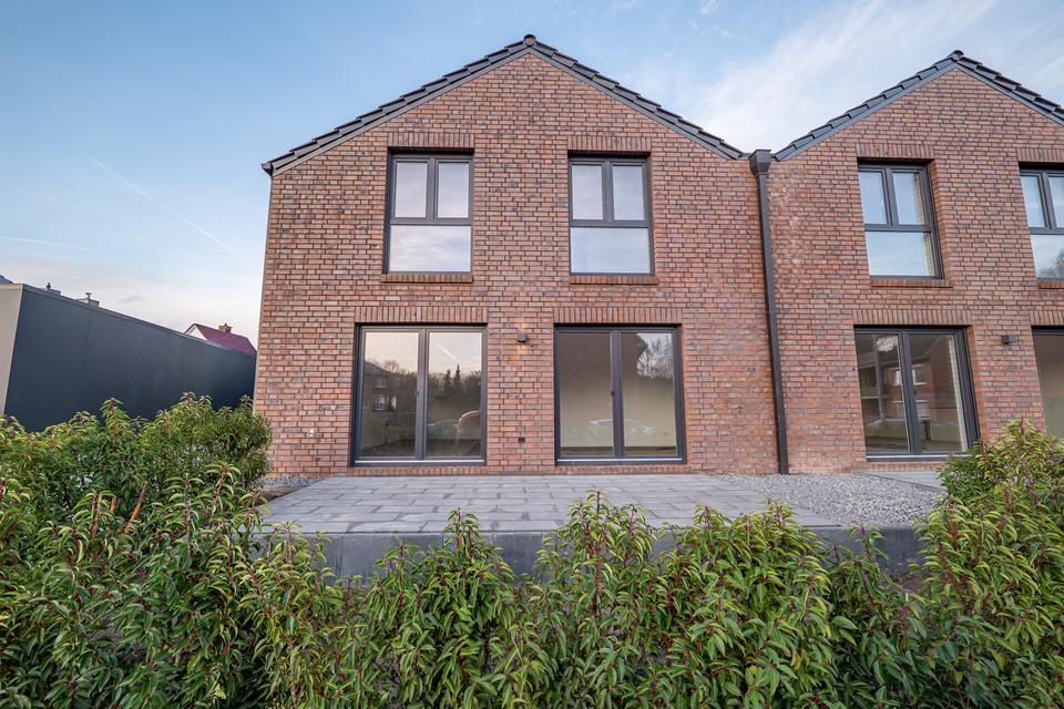 Thumbnail-Exklusive Doppelhaushälfte in zentraler aber naturnaher Lage!